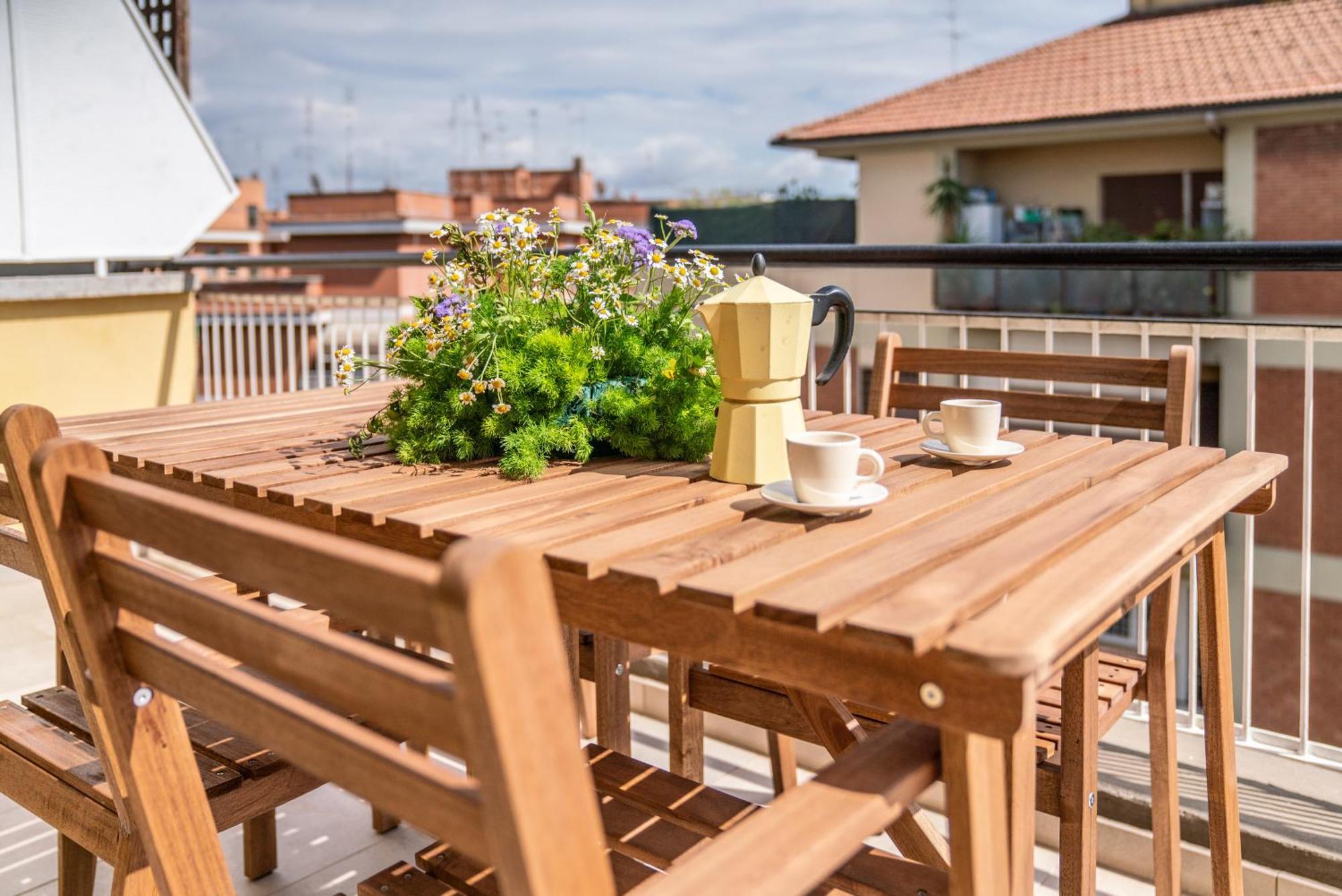 Sunny Monteverde Escapes Roma