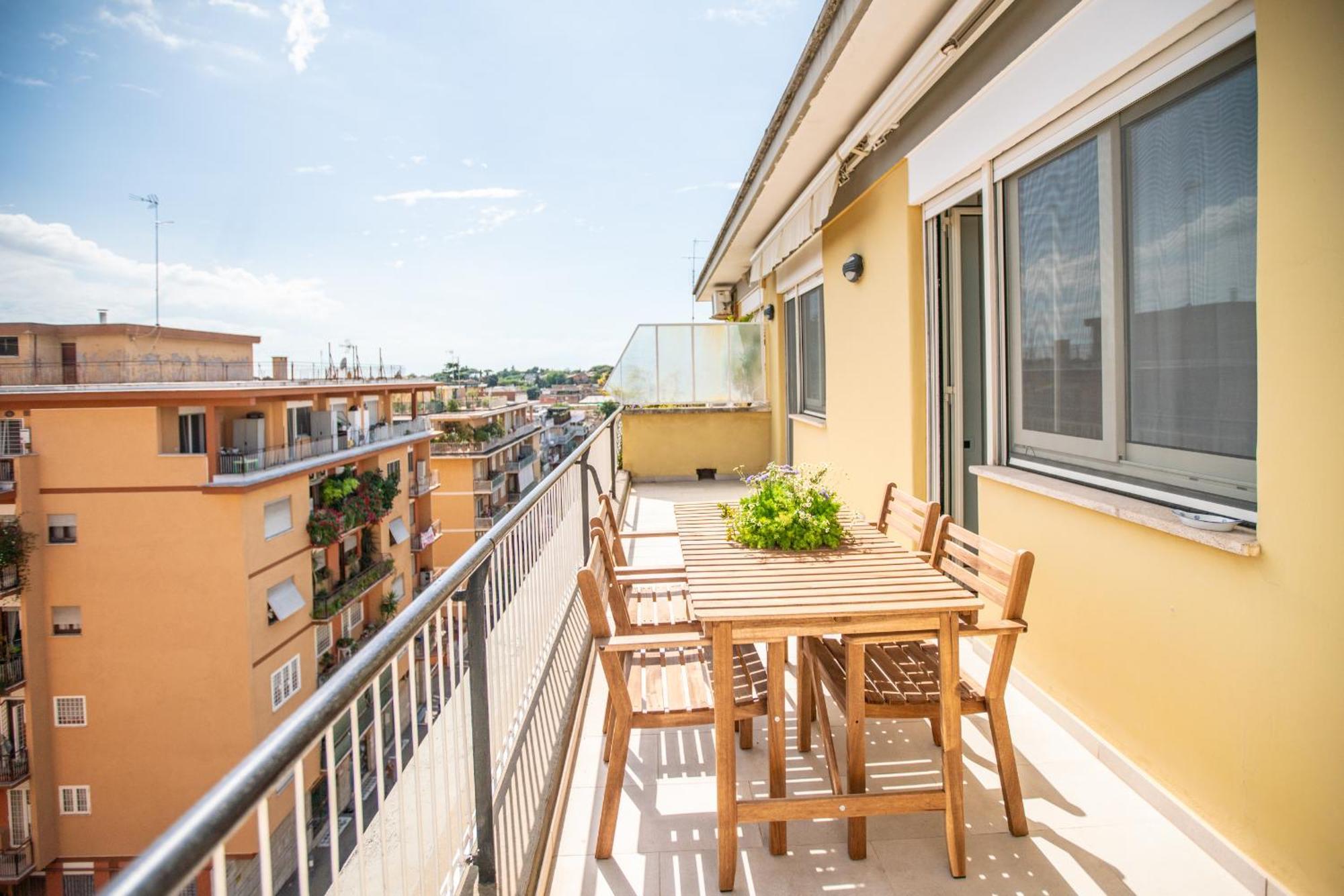 Sunny Monteverde Escapes Roma