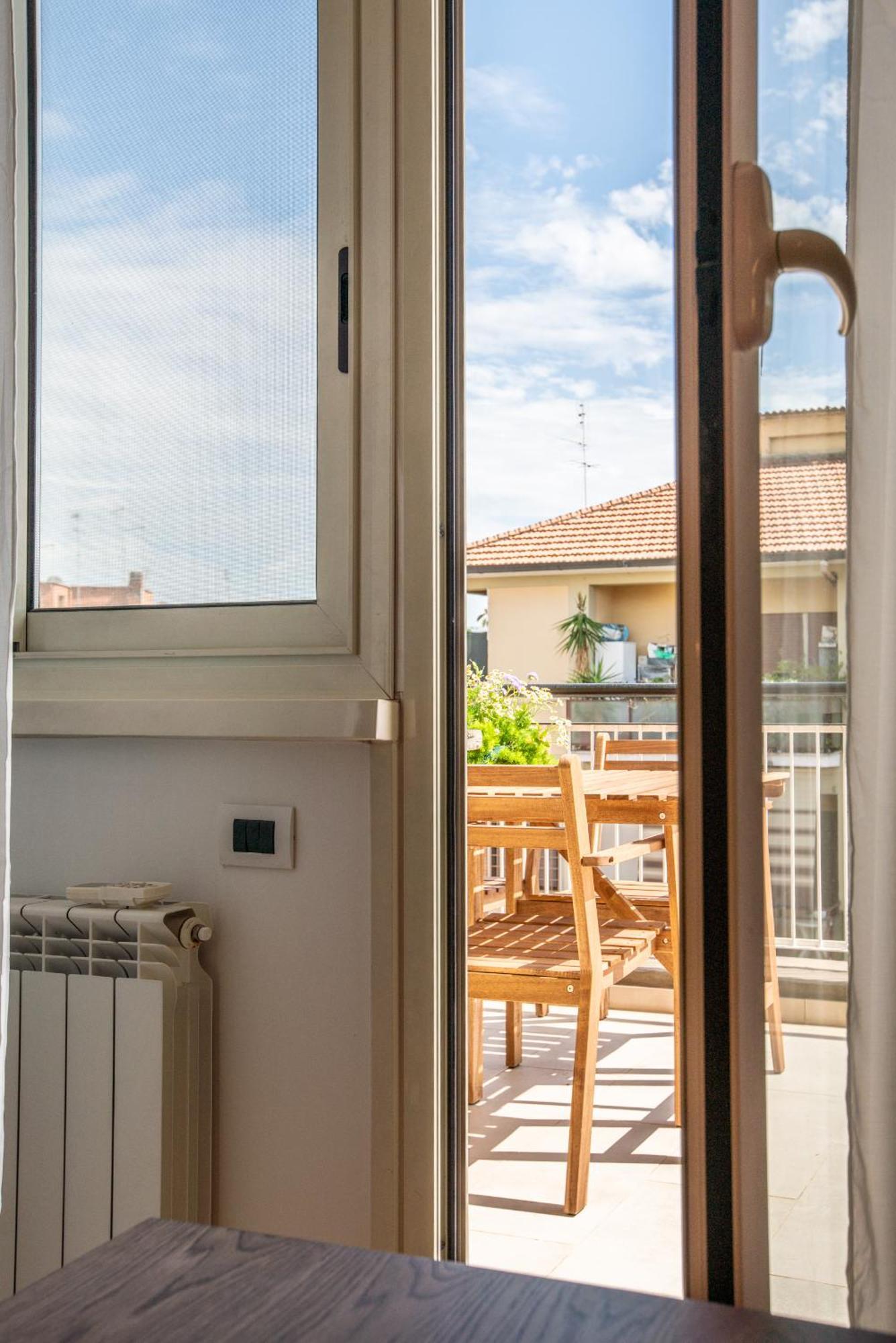 Sunny Monteverde Escapes Roma